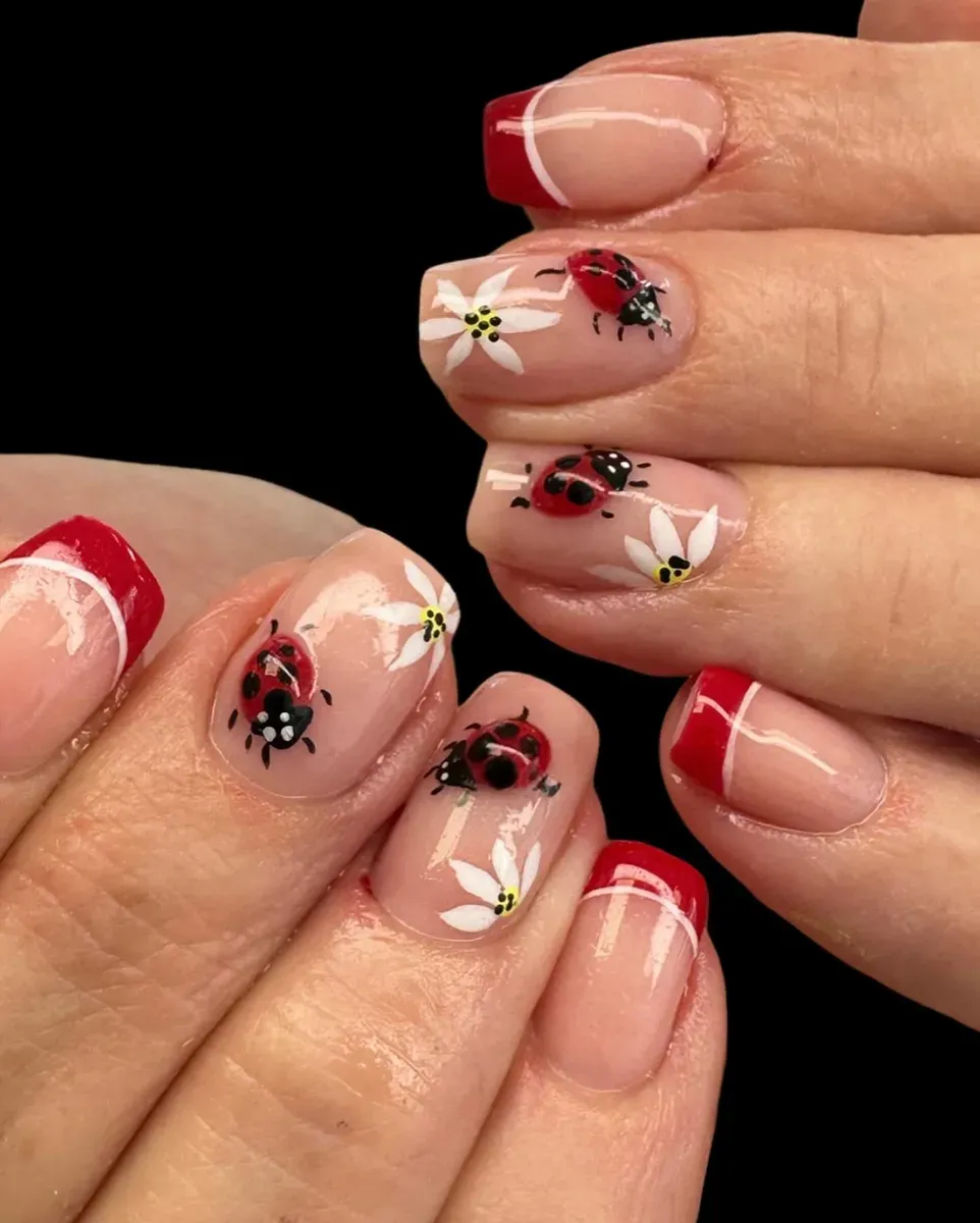 Réalisation ongles : pose de vernis et nail art sur les mains