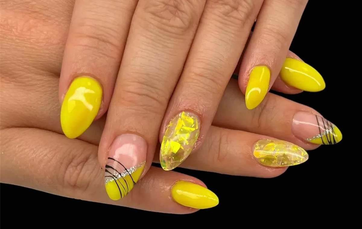 Réalisation ongles : pose de vernis et nail art sur les mains