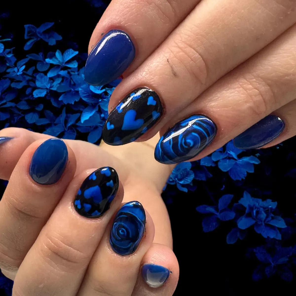 Réalisation ongles : pose de vernis et nail art sur les mains