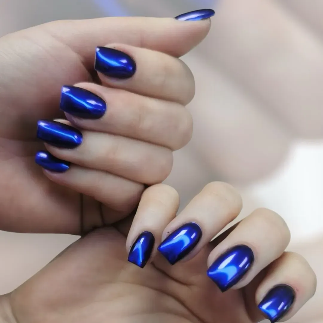Réalisation ongles : pose de vernis et nail art sur les mains