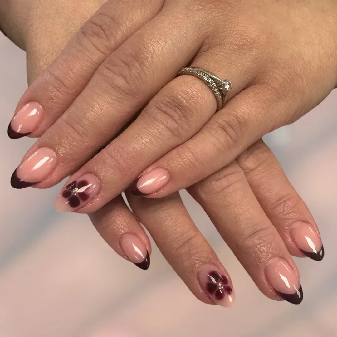 Réalisation ongles : pose de vernis et nail art sur les mains