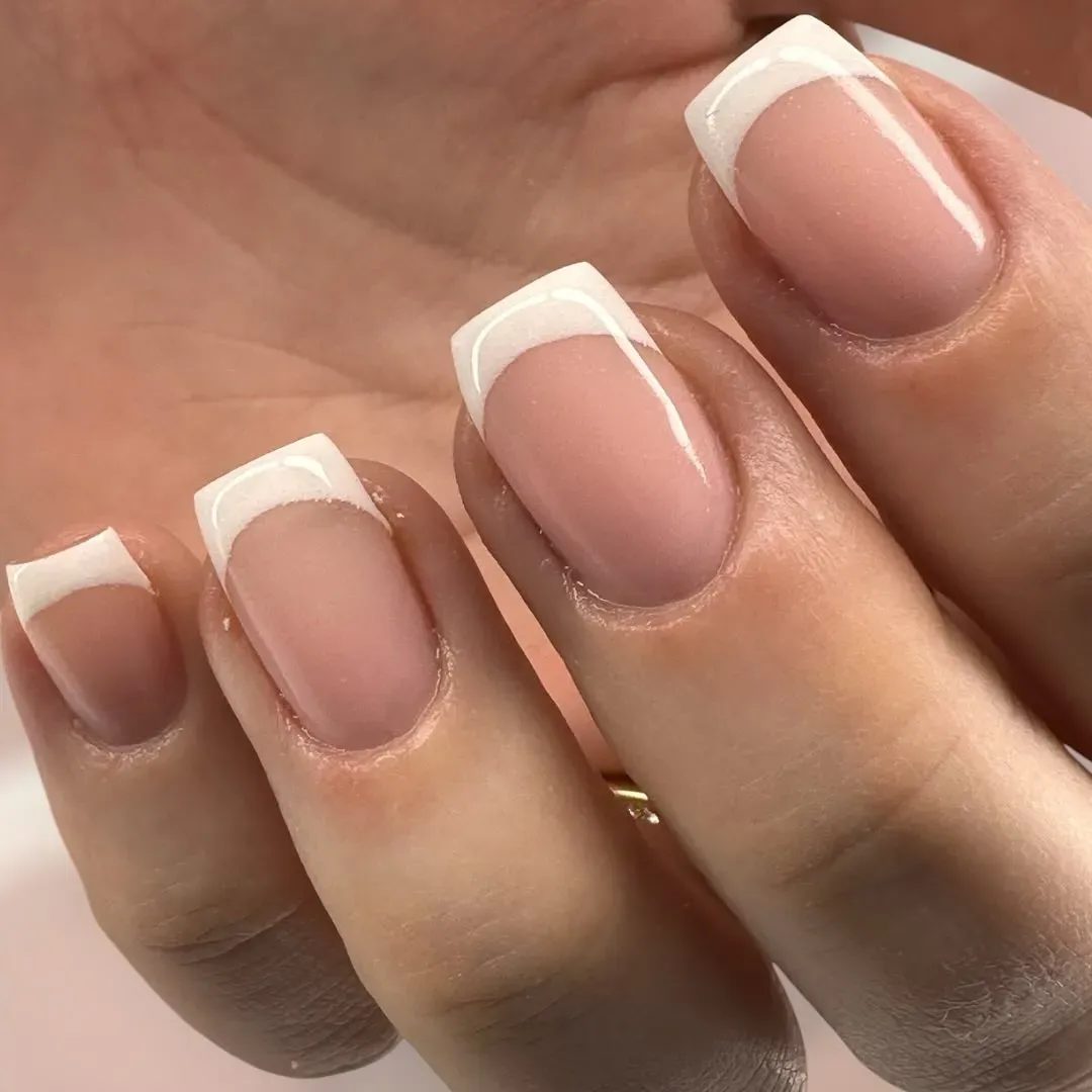 Réalisation ongles : pose de vernis et nail art sur les mains