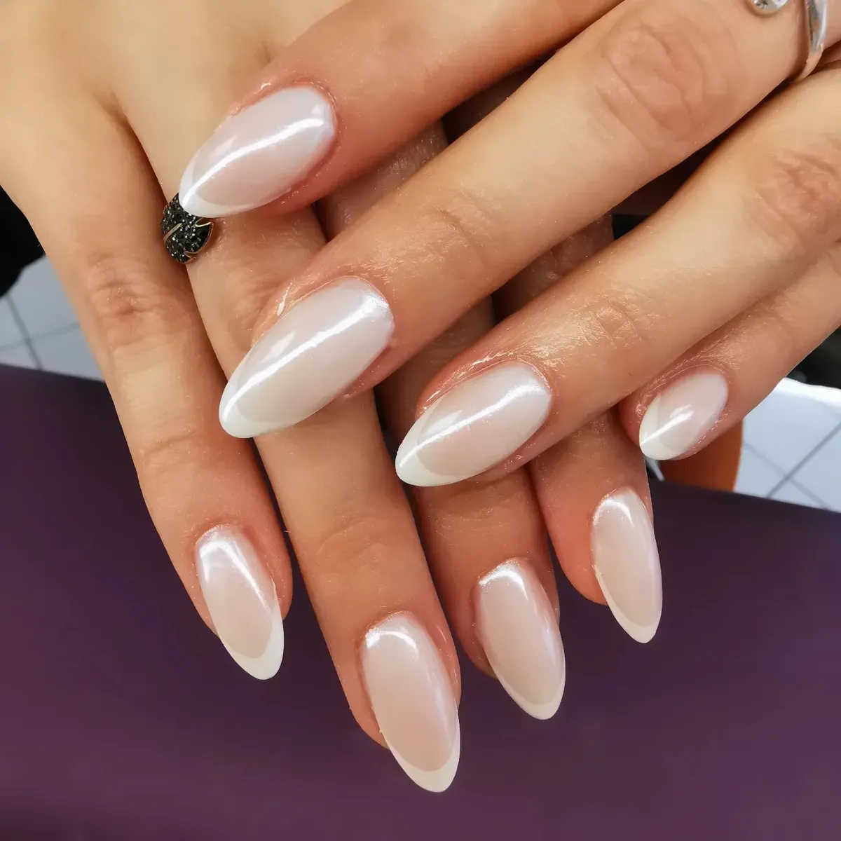 Réalisation ongles : pose de vernis et nail art sur les mains