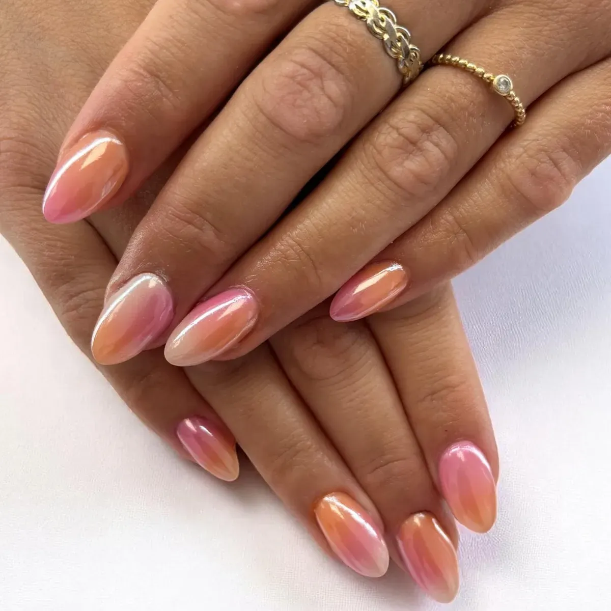 Réalisation ongles : pose de vernis et nail art sur les mains