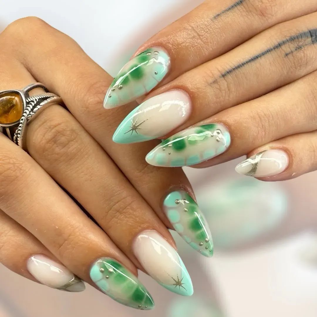 Réalisation ongles : pose de vernis et nail art sur les mains
