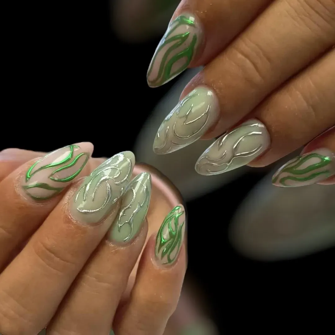 Réalisation ongles : pose de vernis et nail art sur les mains