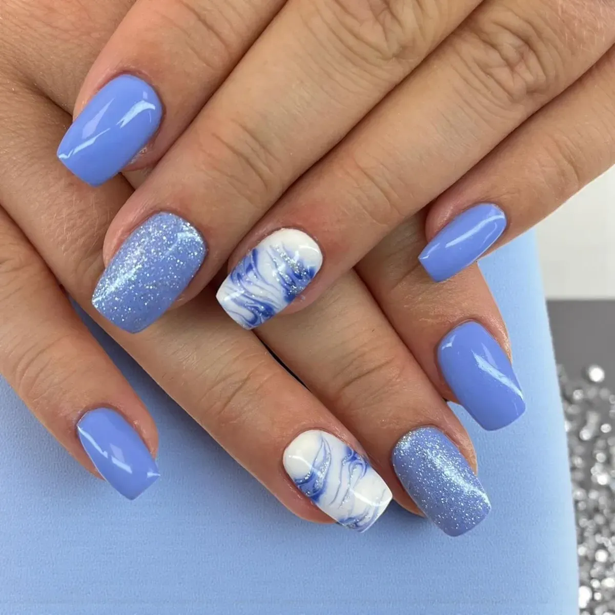 Réalisation ongles : pose de vernis et nail art sur les mains
