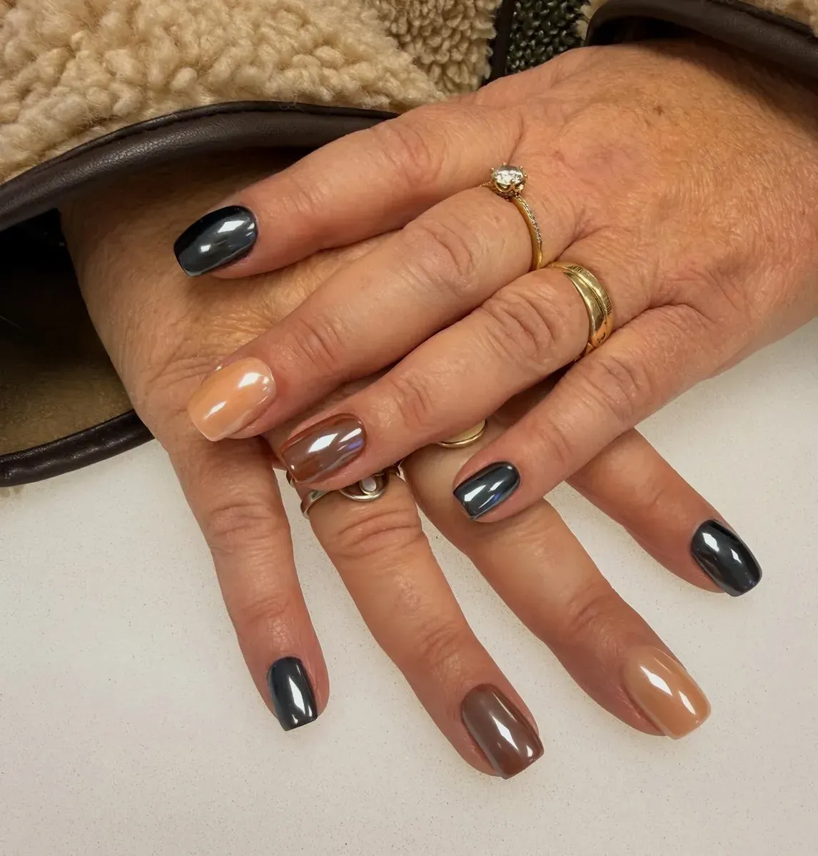 Réalisation ongles : pose de vernis et nail art sur les mains