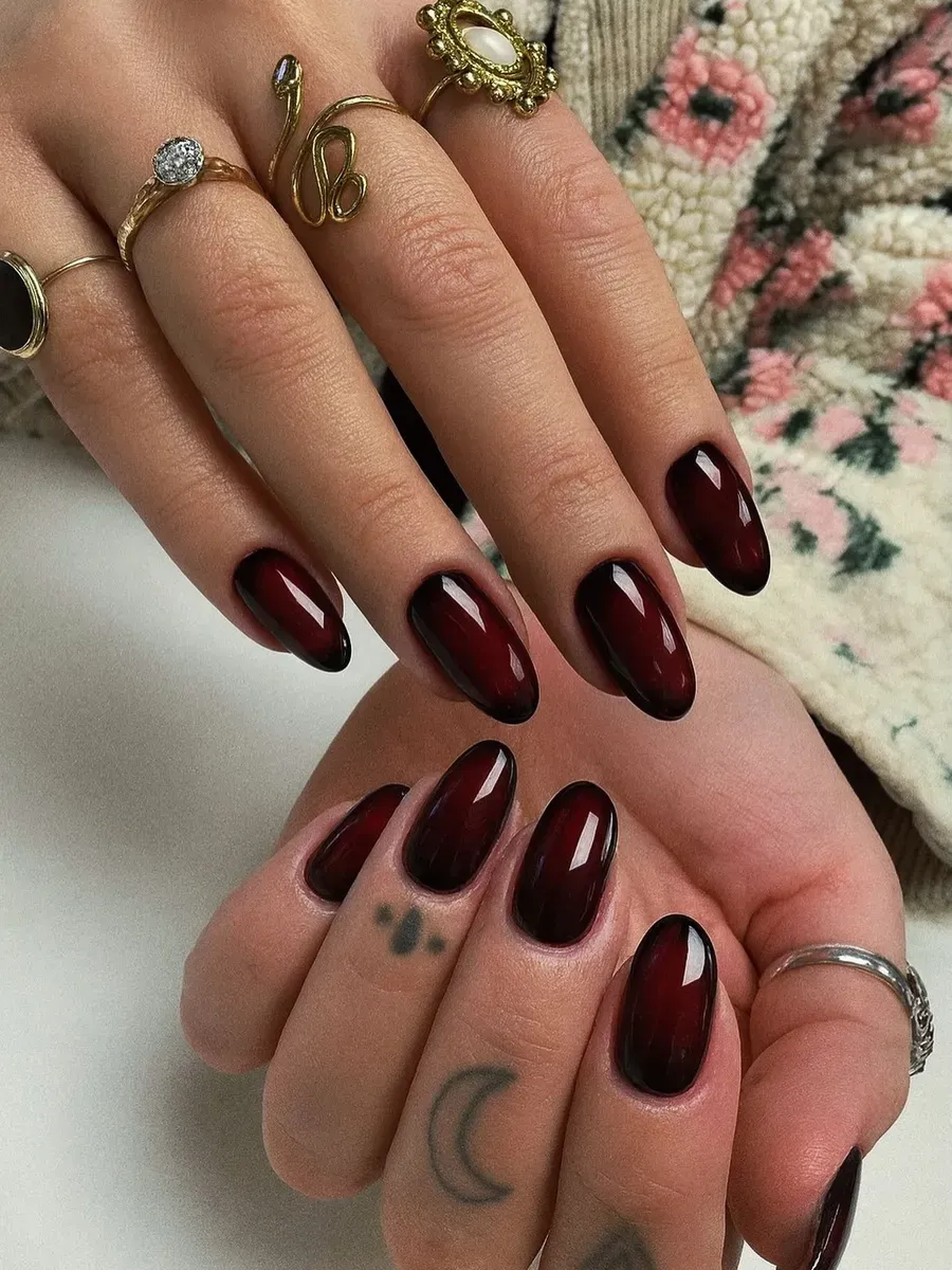 Réalisation ongles : pose de vernis et nail art sur les mains