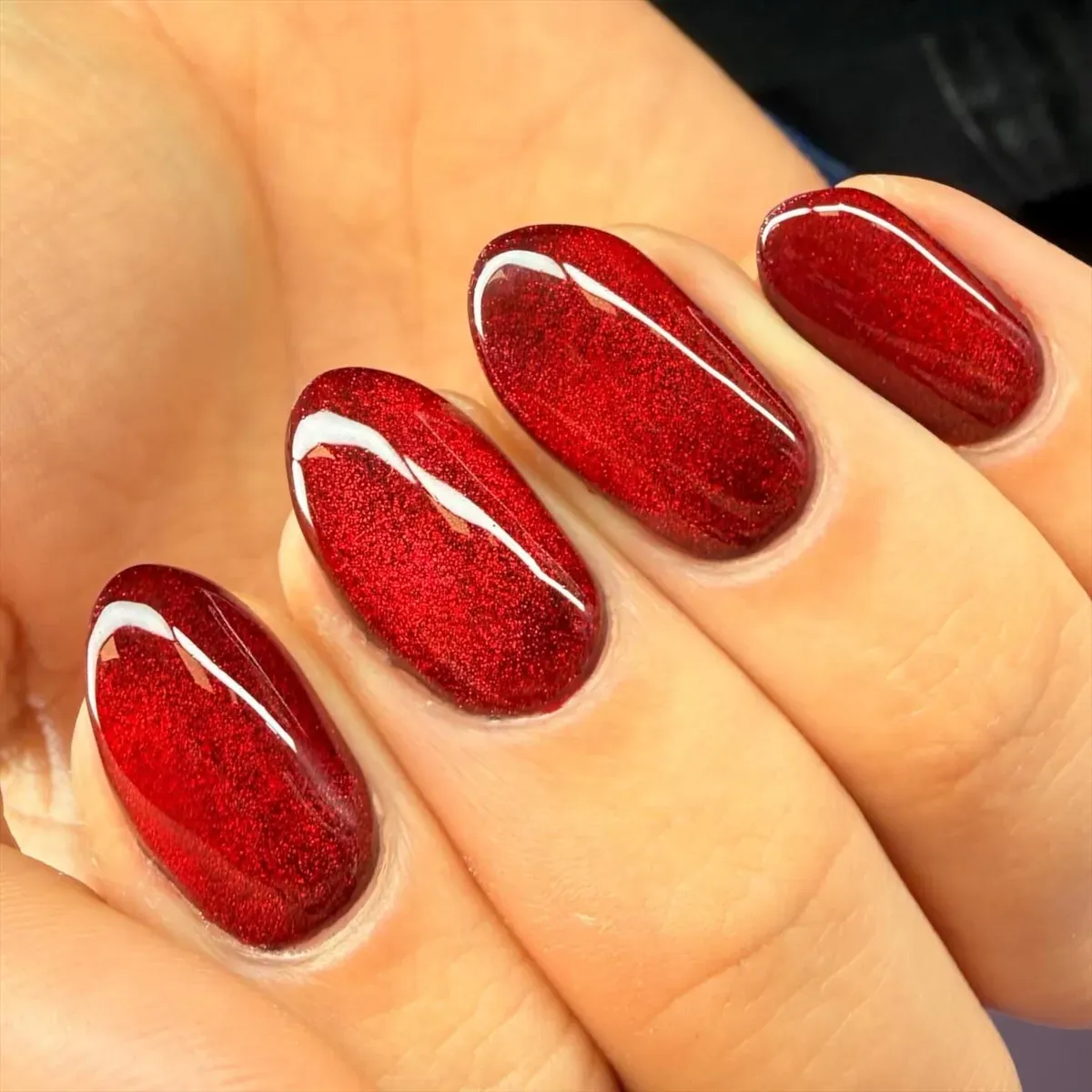 Réalisation ongles : pose de vernis et nail art sur les mains