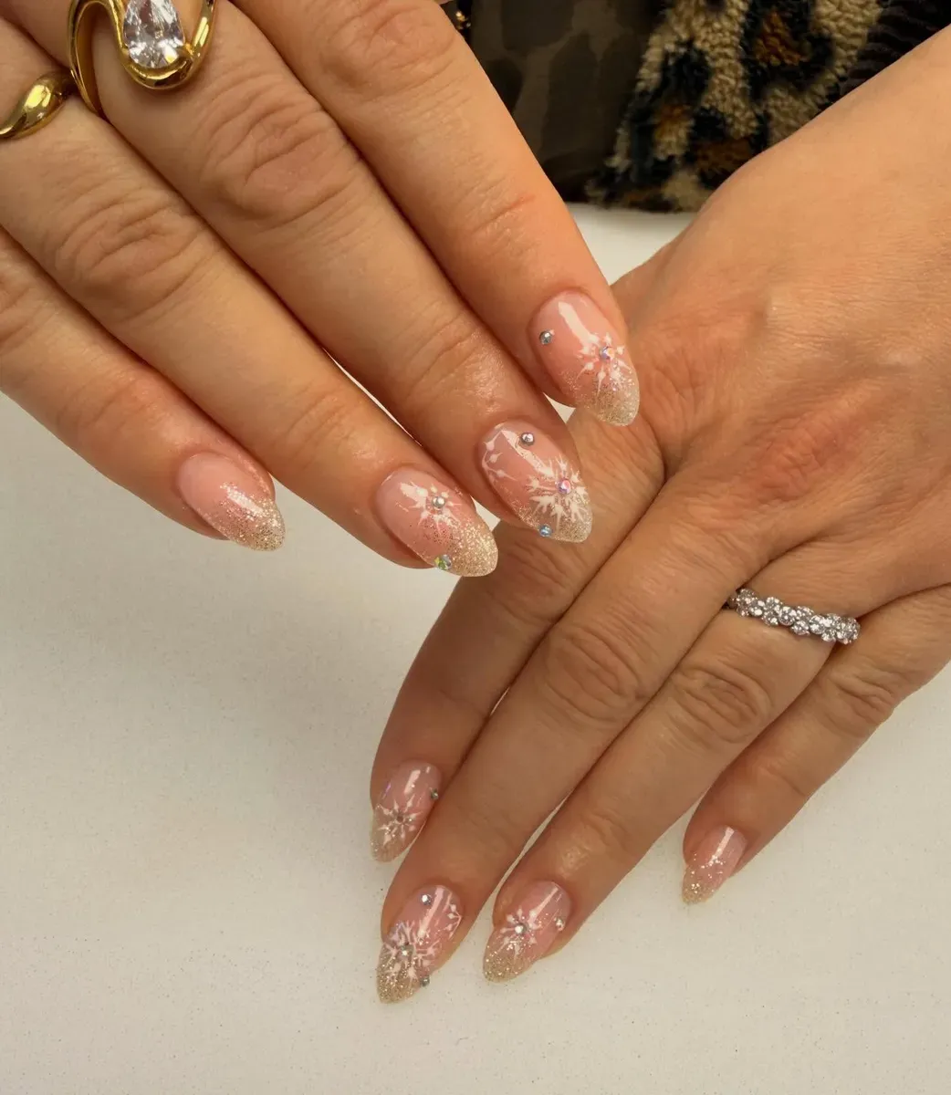 Réalisation ongles : pose de vernis et nail art sur les mains
