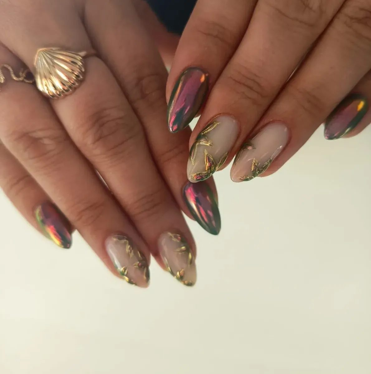 Réalisation ongles : pose de vernis et nail art sur les mains