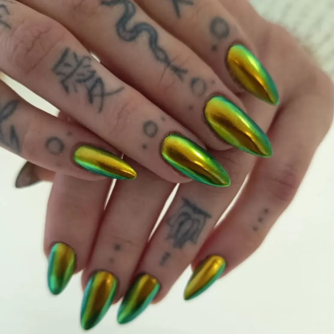 Réalisation ongles : pose de vernis et nail art sur les mains