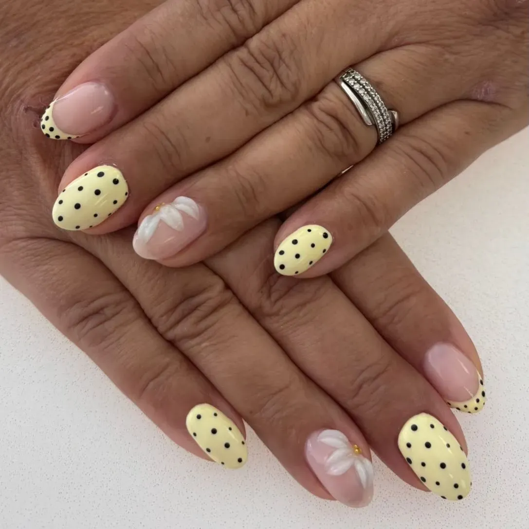 Réalisation ongles : pose de vernis et nail art sur les mains